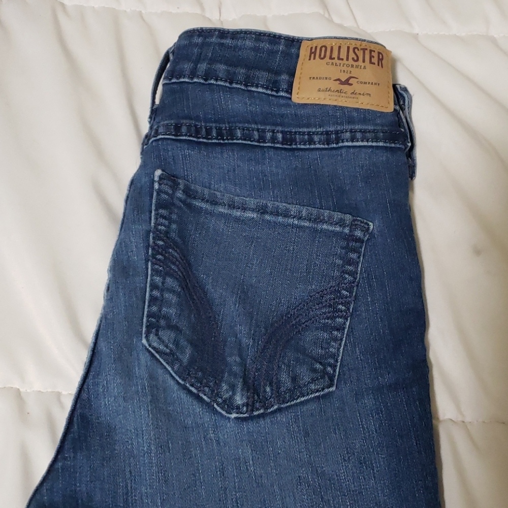 Busted knee hollister skinny jeans